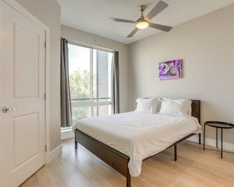 Rooftop Deck and Hot Tub Walkable Denver Townhome - Denver - Bedroom