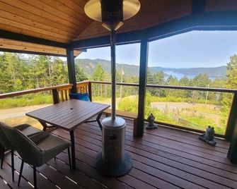 Malahat Ocean View Oasis- Hot tub, Firepit, BBQ- Cozy getaway close to town - Malahat - Balkon