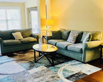 Tranquil & Safe Lake Home-great for families - Fayetteville - Living room