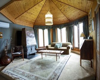 Island Retreat in Honey Harbour, Georgian Bay - Honey Harbour - Living room