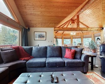 Dog-Friendly Home with Free WiFi, Private Hot Tub, and Great Views - Near Golfing - Big Sky - Living room