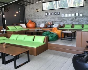 Chill Inn Lamai Hostel & Beach Cafe - Ko Samui - Oleskelutila