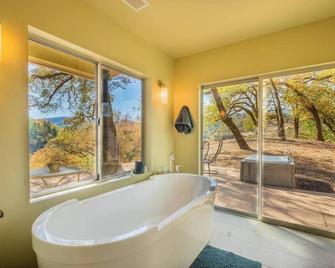 Dogwood Cottage - Ukiah - Bathroom