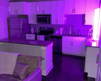 Cozy 1 bedroom with courtyard pool view - Marietta - Kitchen