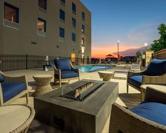 La Quinta Inn & Suites by Wyndham Pflugerville - Pflugerville - Zwembad