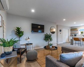 Modern Remodeled Home Gym 1 Mile To Downtown - West Sacramento - Living room