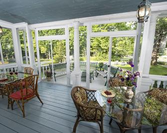 آنز وايت كولمنز إن - بار هاربور - مطعم