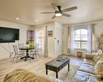 South Padre Island Getaway - Newly Renovated! - South Padre Island - Living room