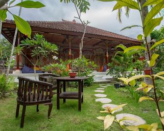 Hostel Nusa Penida - Nusa Penida - Patio