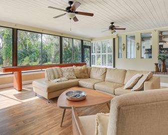 Florida Retreat with Patio, Boat Dock and Shuffleboard - Lake Placid - Huiskamer