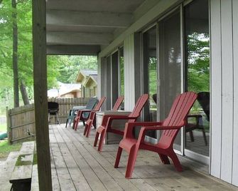Waterfront Cabin on Silver Lake Channel. Row or Motor boat to the Sand Dunes. - Silver Lake - Patio