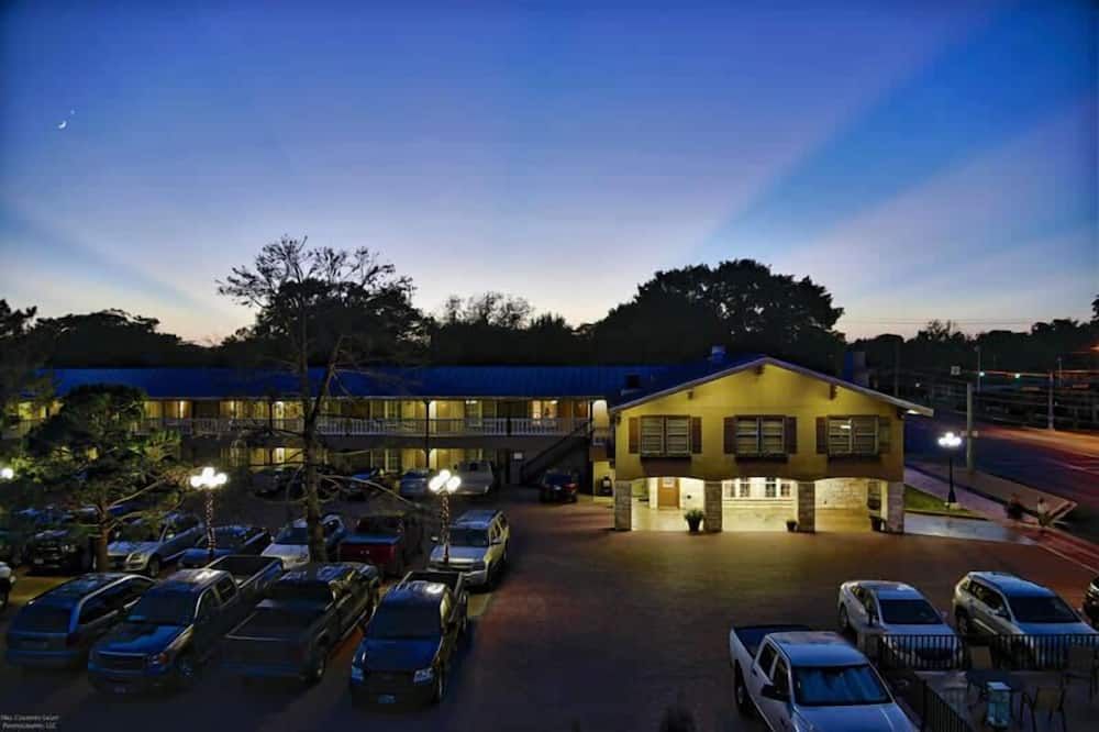Sunday House Inn And Suites - Fredericksburg - Gebäude