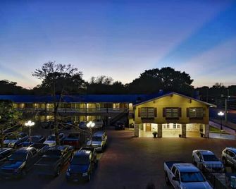 Sunday House Inn And Suites - Fredericksburg - Edificio
