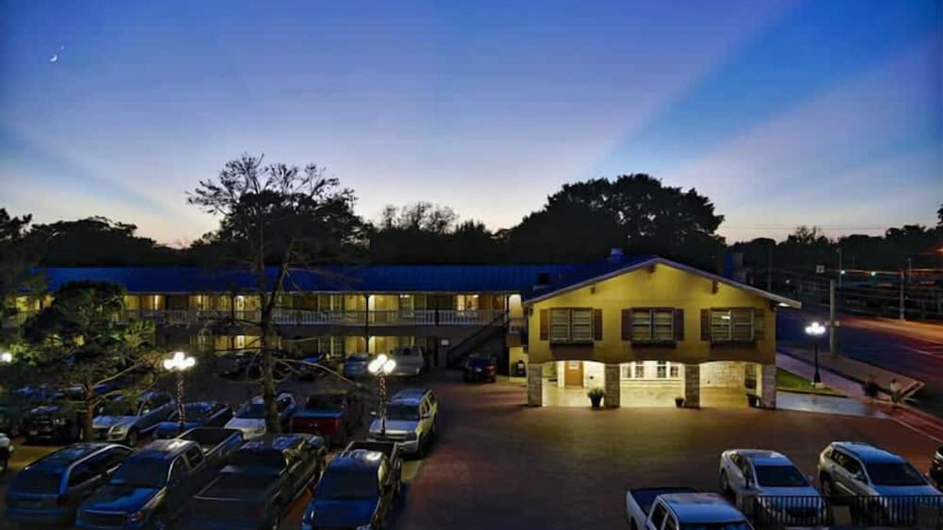 Sunday House Inn And Suites