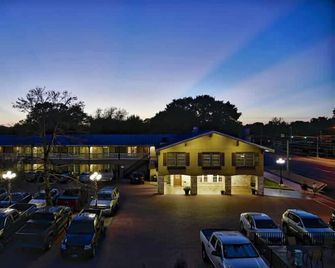 Sunday House Inn And Suites - Fredericksburg - Gebäude