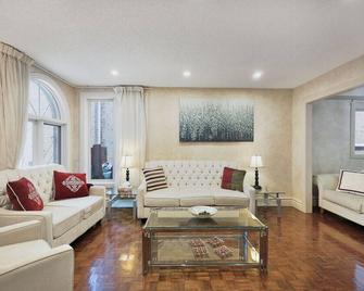 Mississauga Retreat: Your Spacious 5-Bedroom Home - Mississauga - Living room