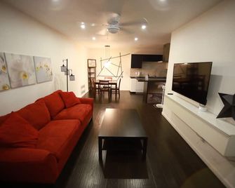 Beautiful Condo in Austin! Minutes from Downtown! - Austin - Living room