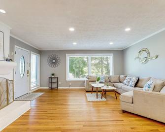 Lake + Pool Access: Peaceful Retreat in Duluth - Duluth - Living room