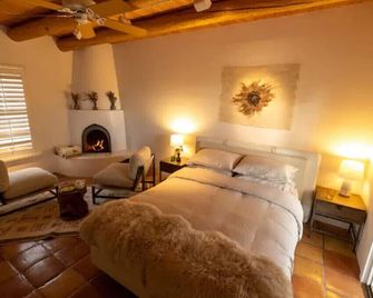 Peaceful Suite in Desert Inn- Acoma Queen Room - Ojo Caliente - Bedroom
