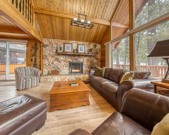 Spring Creek cabin: 6 Bdrms|Sleeps 12 (14 incl. kids)|Hot tub - Fairmont Hot Springs - Sala de estar