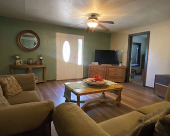 The Delightful Blanca Stay- a 3 bedroom house in charming Monte Vista, Colorado - Monte Vista - Living room