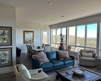 Elegant Home With Breathtaking View Of Greers Ferry Lake/Sugarloaf Mtn - Fairfield Bay - Living room