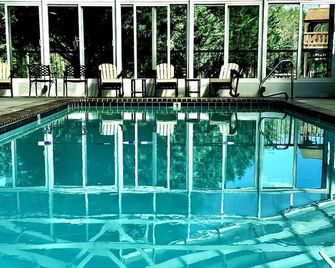 Condo in Pigeon Forge with Mountain Views, Large Balcony, Indoor/Outdoor Pool and Free Tickets - Pigeon Forge - Piscina