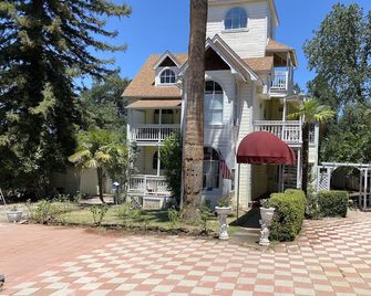 Historical Victorian Style House brTransport you back in time with Claw tubs - Jamestown - Edificio