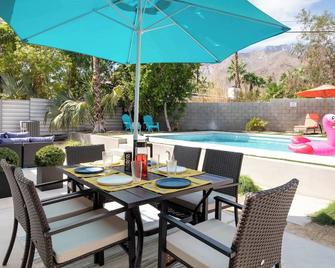 Experience Modern Luxury at Desert Hideaway - Palm Springs - Binnenhof
