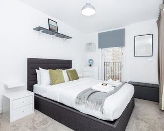 New 2BR wBalcony 1 min Ponders End Train, Enfield - Potters Bar - Bedroom