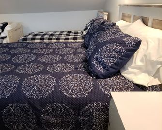 Landings Condo, Upper Unit, Fabulous Views over Lake Charlevoix / Boyne City - Boyne City - Bedroom
