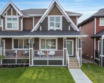 Sundown Sweet Spot for 2, Near Rocky Mountains - Cochrane - Building