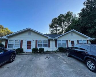 New! 86' Tv, Massage + Firepit! - Commerce - Building