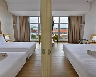Whiz Prime Hotel Basuki Rahmat Malang - Malang - Sovrum