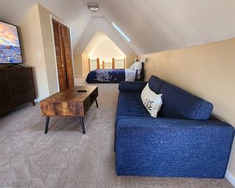Insta-Worthy Loft+condo, Free Parking, Near Downtown Chicago - Oak Park - Living room
