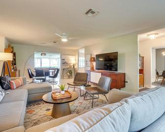 Luxe Waterfront Oasis with Dock - Direct Lake Access - Tavares - Huiskamer