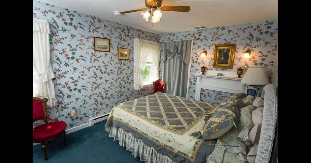 Anne's White Columns Inn in Bar Harbor, the United States from 210 Deals, Reviews, Photos