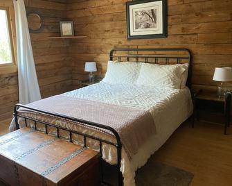 Cozy Boho Cabin With Pool!! - Lyndon Station - Спальня