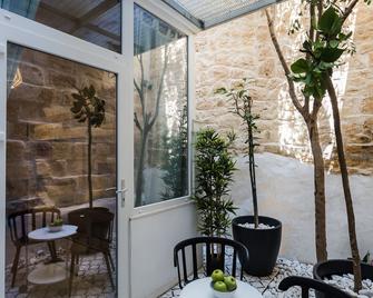 Two Pillows Boutique Hostel - Sliema - Innenhof