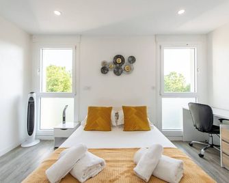 Large 4 Bedroom Apartment near metro - only 30 minutes to Paris and Disneyland - Créteil - Bedroom