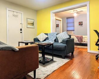 Relaxing Rustic Oasis, Unit A - 6 minute walk to Downtown! Pet-friendly & Cyclists Welcome! - Cumberland - Huiskamer