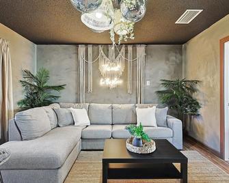 Tulum Resort-Style in Texas: Pool Oasis, Games - DeSoto - Living room
