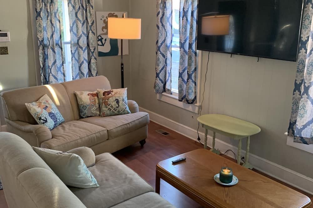 Mermaids & Mutts 3 Bedroom Bungalow by RedAwning - נורפולק - סלון