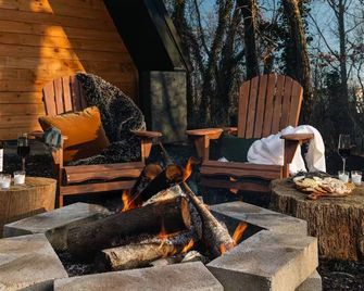 Luxury A-frame! Walk to Greenway! Fully Fenced Backyard! - Asheville