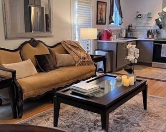 cozy retreat in upscale Green Hills in west Nashville - Nashville - Living room