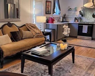 cozy retreat in upscale Green Hills in west Nashville - Nashville - Stue