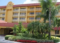 La Quinta Inn & Suites by Wyndham Coral Springs Univ Dr - Coral Springs - Gebouw