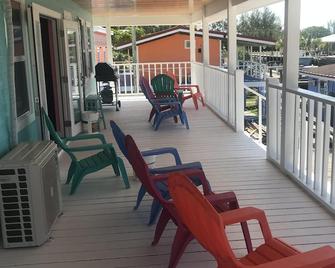 New Rental!!! Conch Heaven Is A Four Bedroom House On A Canal With A Dock. - Port Royal - Balcon