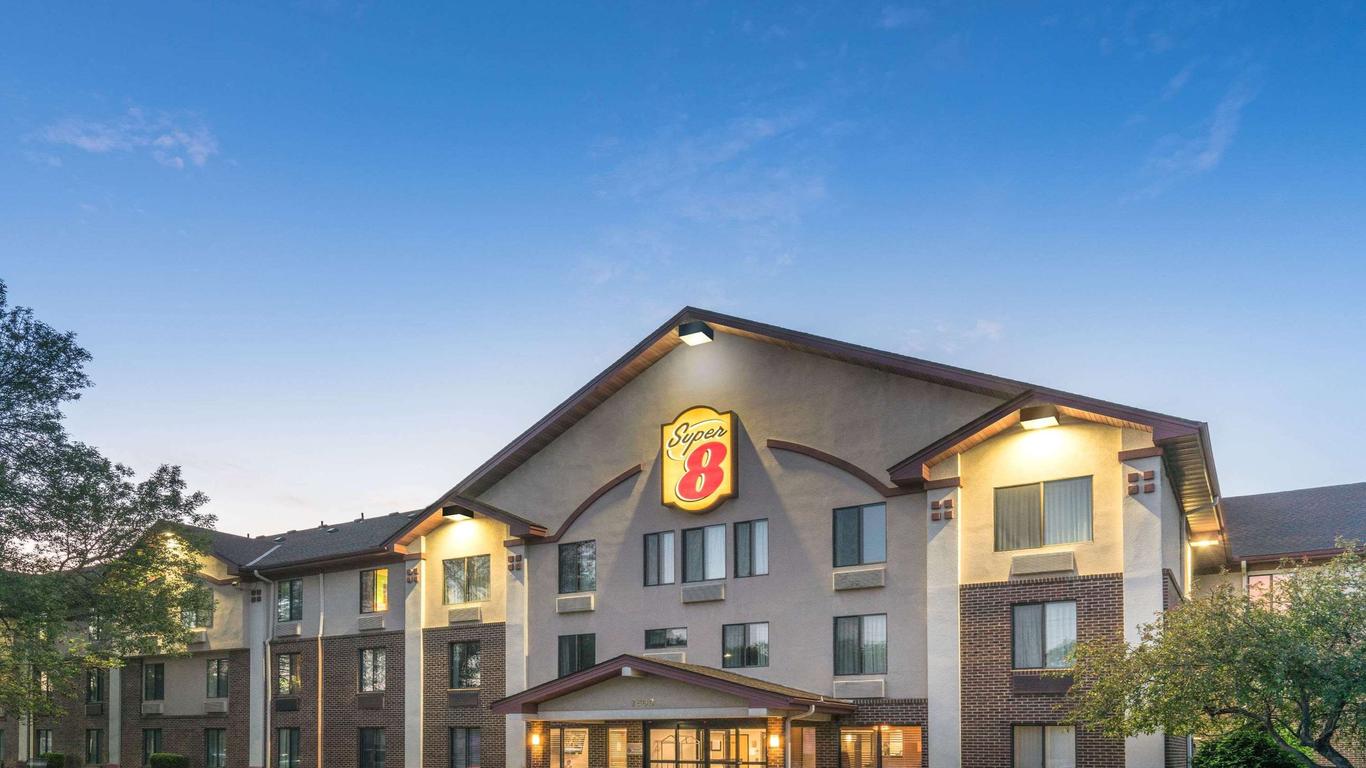 Super 8 by Wyndham Bloomington/Airport