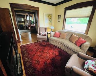 Charming 4 Bed Home 1/2 block from Ludington Park and 1 hour from Pictured Rocks - Escanaba - Obývací pokoj